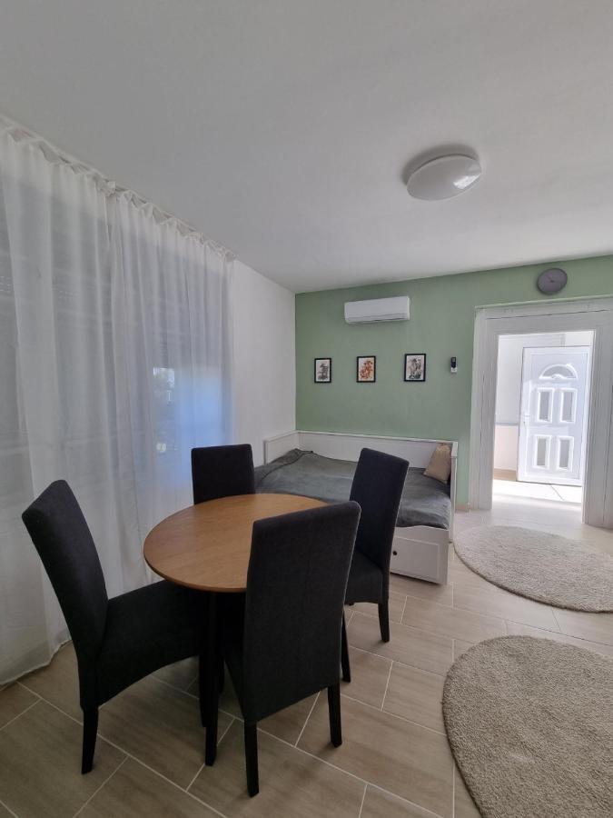 Balatonszabadi FürdőtelepNivo Apartman Siofokアパートメント エクステリア 写真